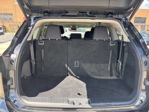 Used 2025 Toyota Highlander LE FWD image 33