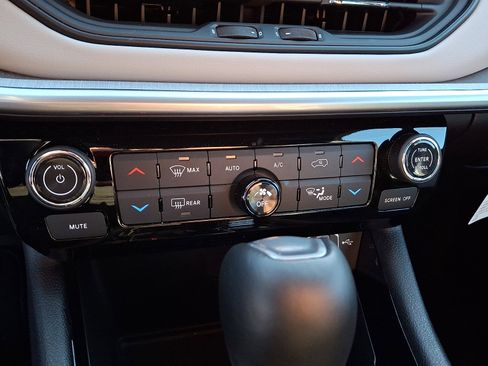 Used 2025 Jeep Compass Limited image 15