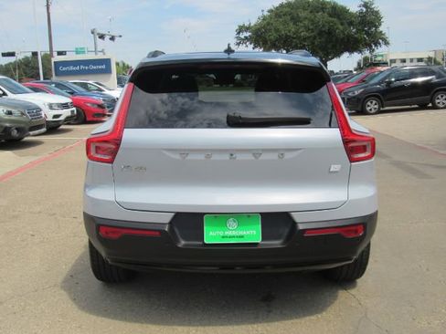 Used 2022 Volvo XC40 P8 Recharge Plus image 9