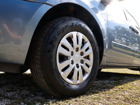 Used 2012 Kia Sedona LX image 35