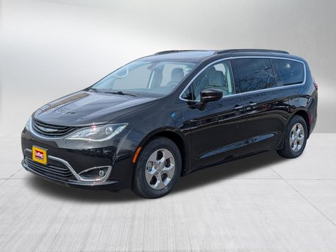 Used 2019 Chrysler Pacifica Touring Plus FWD image 3
