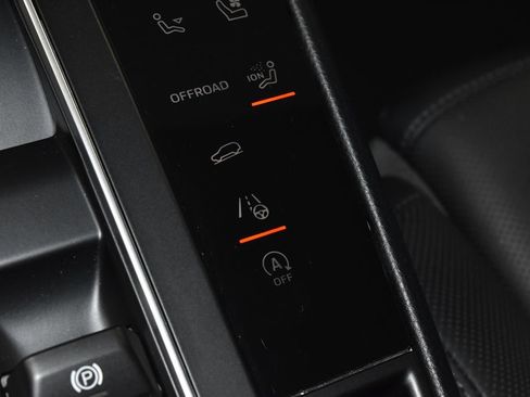 Certified 2026 Porsche Macan AWD/4WD image 17