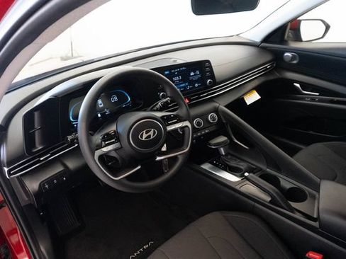 Used 2024 Hyundai Elantra SE FWD image 3