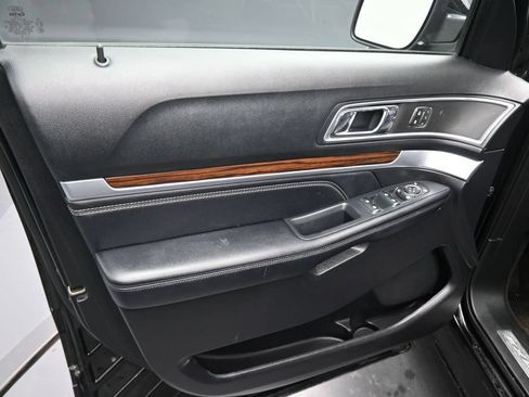 Used 2018 Ford Explorer Limited w/ Equipment Group 301A FWD image 5