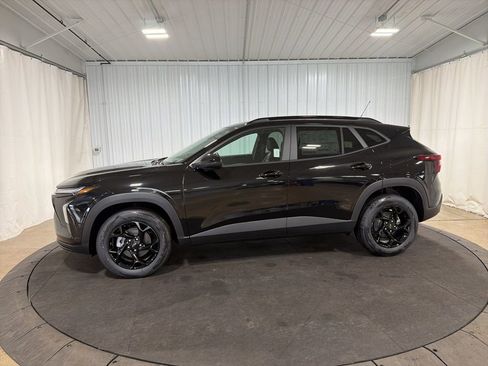 New 2026 Chevrolet Trax LT w/ Driver Confidence Package FWD image 2