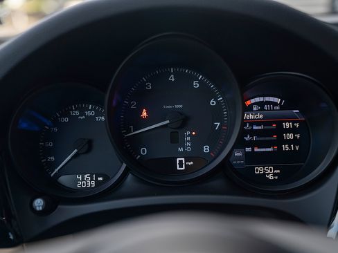 Certified 2025 Porsche Macan AWD/4WD image 9
