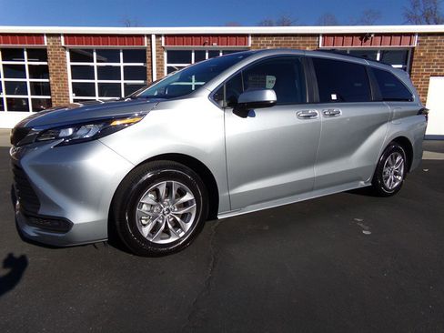 Used 2024 Toyota Sienna LE image 1