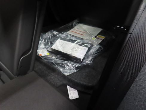 Used 2025 Volkswagen Taos SE image 15