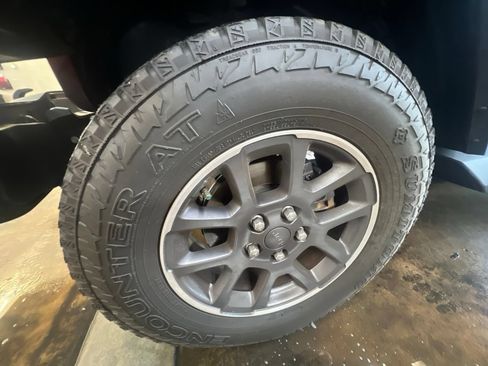 Used 2021 Jeep Gladiator Overland AWD/4WD image 12