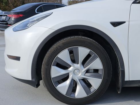 Used 2023 Tesla Model Y Long Range image 12