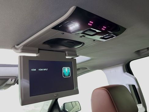 Used 2019 Chevrolet Suburban Premier w/ Premier Plus Edition AWD/4WD image 30