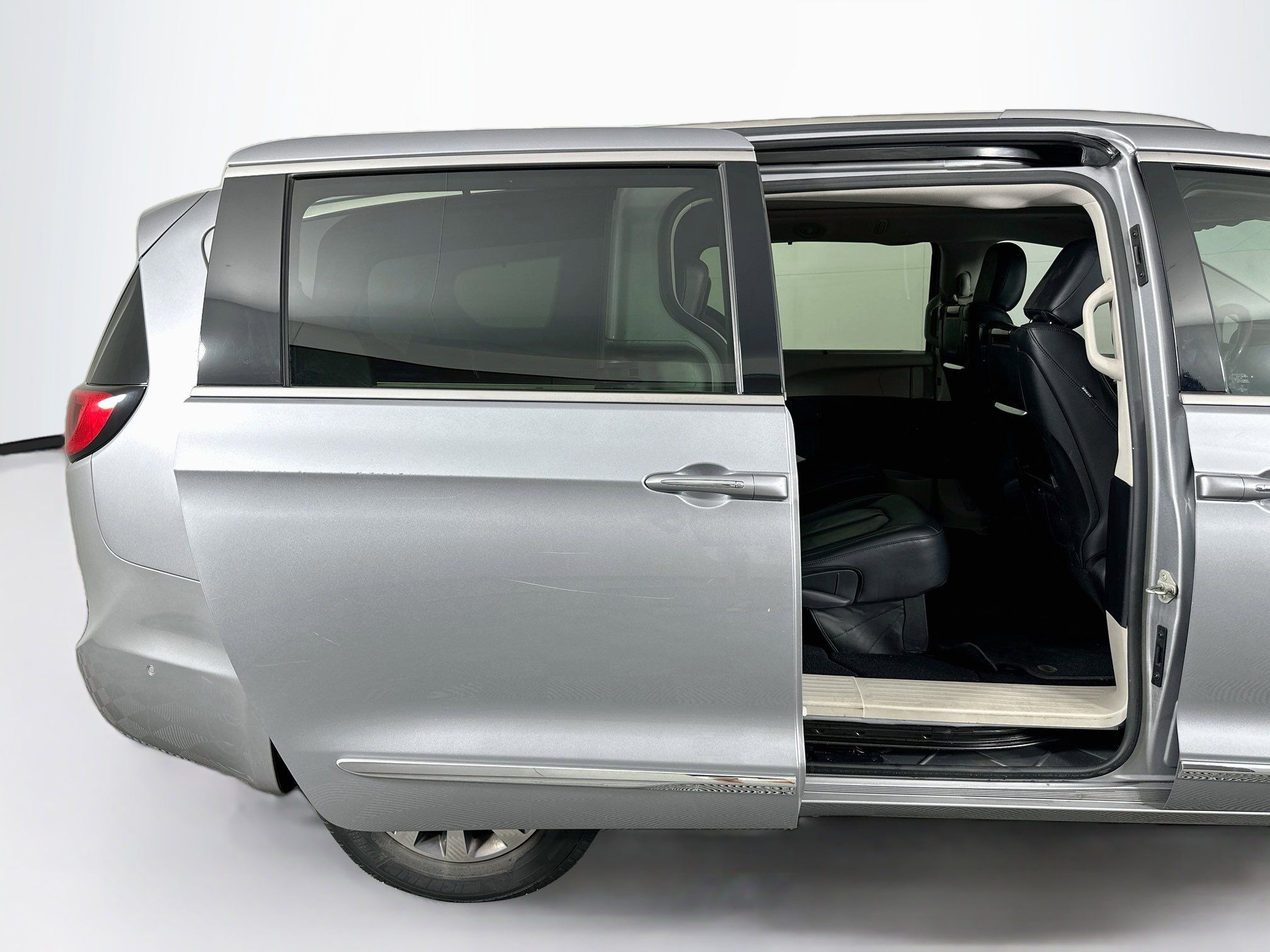 Used 2019 Chrysler Pacifica Touring-L Plus w/ Advanced Safetytec Group FWD image 33