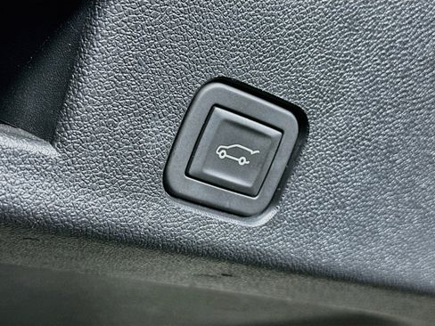 Used 2025 Chevrolet Traverse LT FWD image 31
