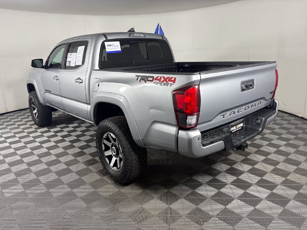 Used 2019 Toyota Tacoma TRD Sport w/ Technology Package AWD/4WD image 3