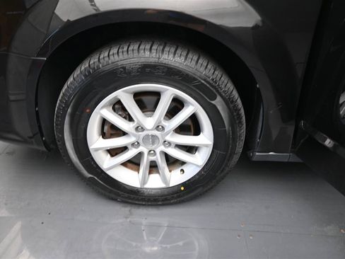 Used 2019 Dodge Grand Caravan SXT FWD image 17