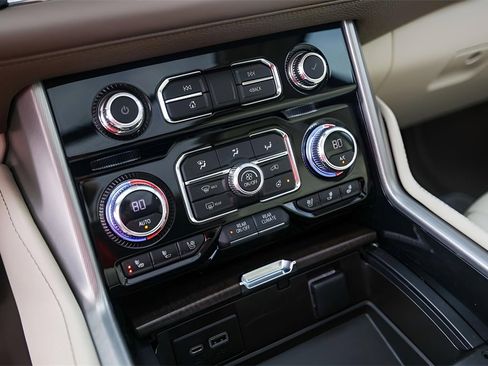 Used 2023 GMC Yukon Denali w/ Advanced Technology Package image 23