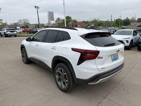 Used 2025 Chevrolet Trax LT image 4