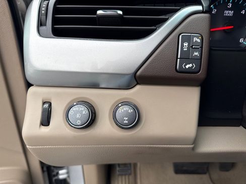 Used 2019 Chevrolet Suburban LT image 32