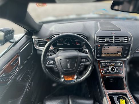 Used 2017 Lincoln Continental Select image 12