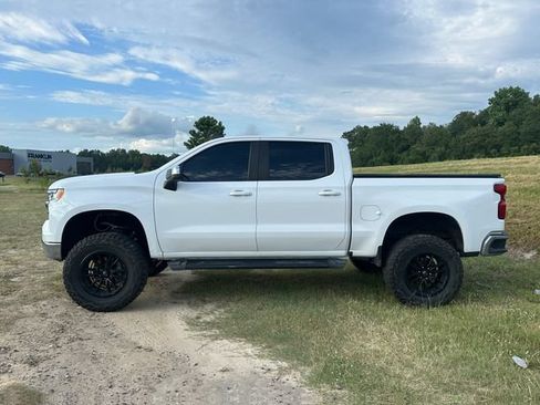 Used 2023 Chevrolet Silverado 1500 LT AWD/4WD image 2