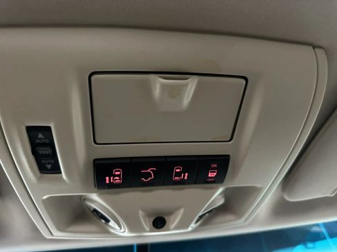 Used 2011 Volkswagen Routan SEL FWD image 29