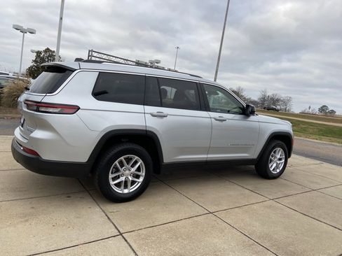 Used 2023 Jeep Grand Cherokee L Laredo image 11