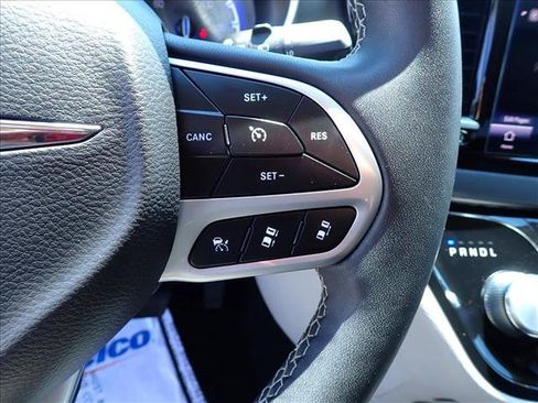 Used 2024 Chrysler Pacifica Touring-L FWD image 21