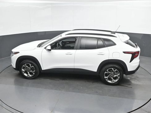 Used 2025 Chevrolet Trax LT FWD image 35