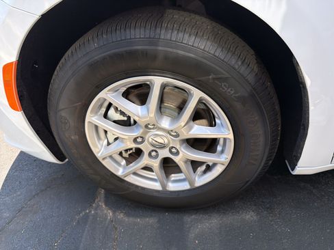 Used 2025 Chrysler Pacifica Select FWD image 36