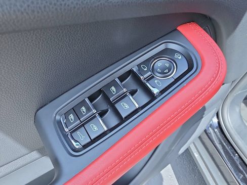 Used 2025 Porsche Macan AWD/4WD image 17
