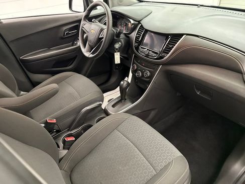 Used 2021 Chevrolet Trax LS FWD image 27