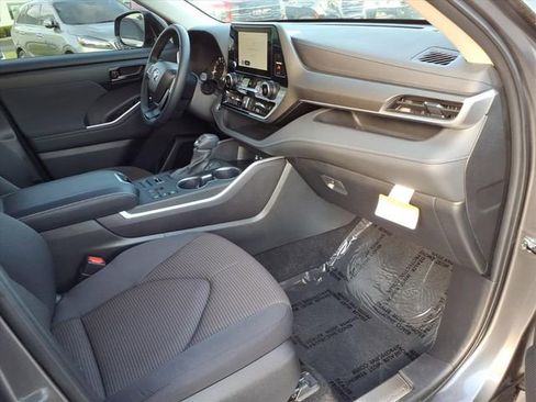 Used 2024 Toyota Highlander LE AWD/4WD image 26