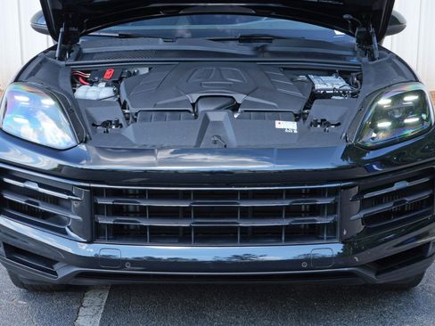 Used 2024 Porsche Cayenne AWD/4WD image 8
