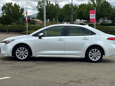 Used 2023 Toyota Corolla LE w/ LE Convenience Package image 7