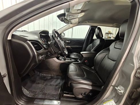 Used 2019 Jeep Cherokee Limited image 25