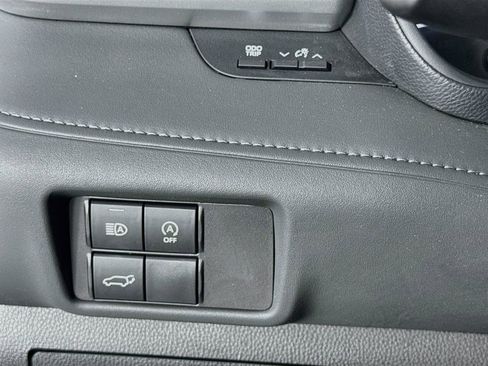 Used 2024 Toyota Highlander LE AWD/4WD image 14