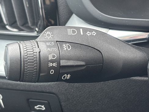 Used 2018 Volvo XC60 T6 Momentum w/ Convenience Package image 27