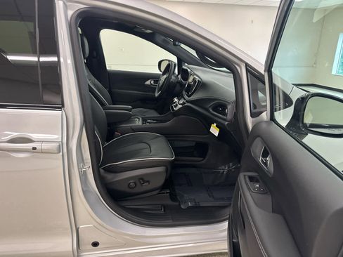 New 2026 Chrysler Pacifica Limited w/ S Appearance Package image 16
