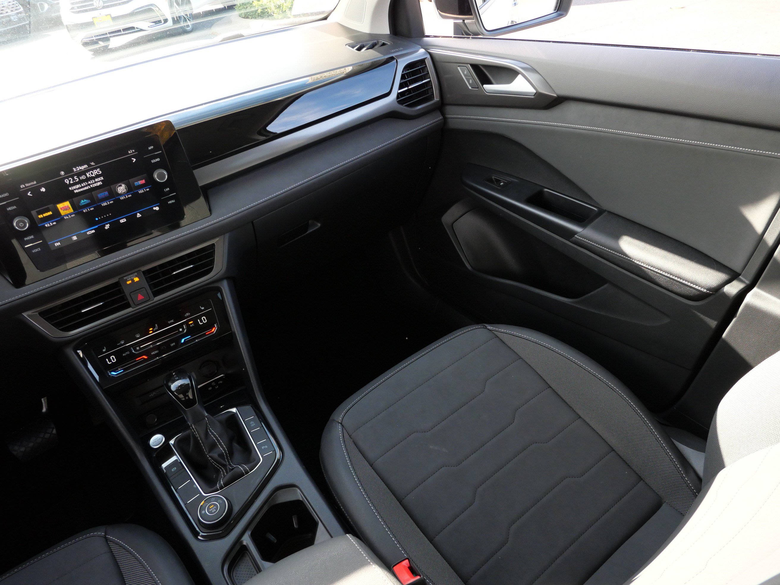 Certified 2025 Volkswagen Taos SE AWD/4WD image 11