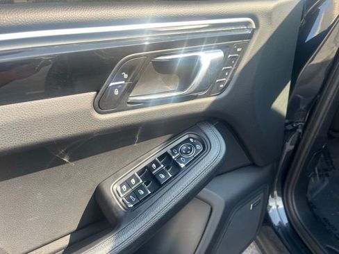 Used 2018 Porsche Macan image 17