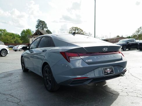 Used 2022 Hyundai Elantra SEL w/ Convenience Package image 3