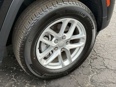 Used 2024 Jeep Grand Cherokee Laredo X w/ Luxury Tech Group I image 9