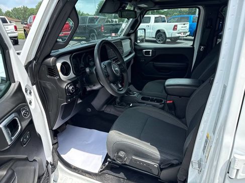 Used 2024 Jeep Wrangler Unlimited AWD/4WD image 11