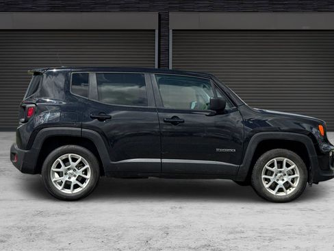 Used 2023 Jeep Renegade Latitude image 3