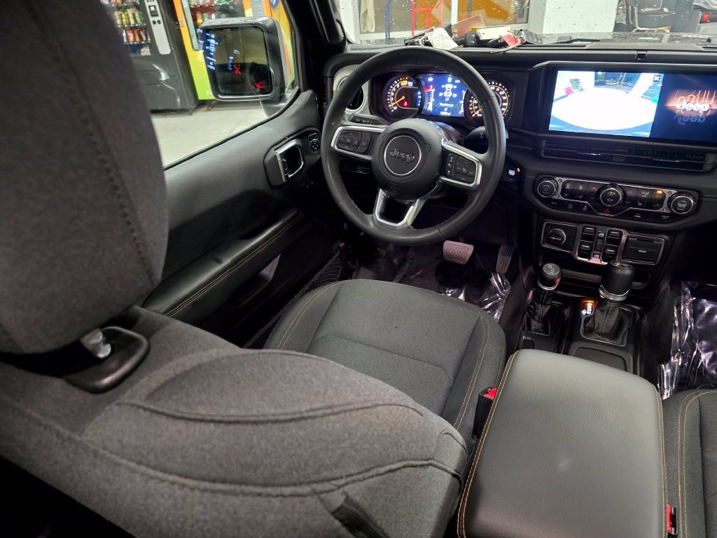 Used 2025 Jeep Wrangler Unlimited Sahara AWD/4WD image 33