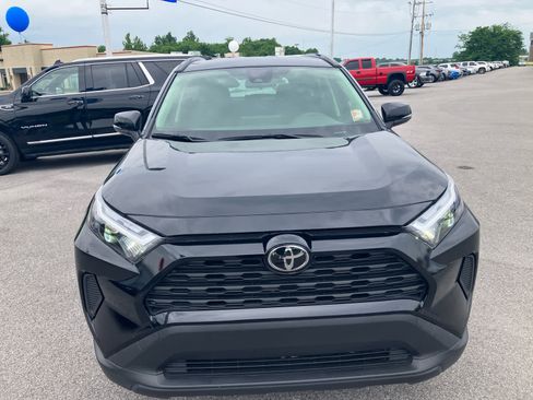 Used 2025 Toyota RAV4 XLE AWD/4WD image 2