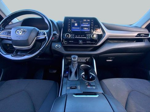 Used 2022 Toyota Highlander LE FWD image 15