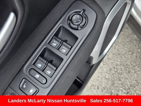 Used 2019 Jeep Renegade Latitude AWD/4WD image 23