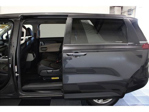 Used 2024 Kia Carnival LX image 23