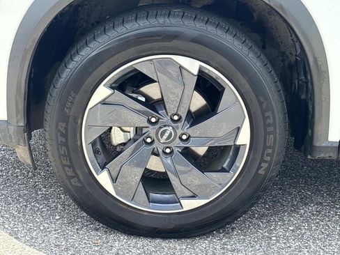 Certified 2024 Nissan Rogue SV FWD image 11